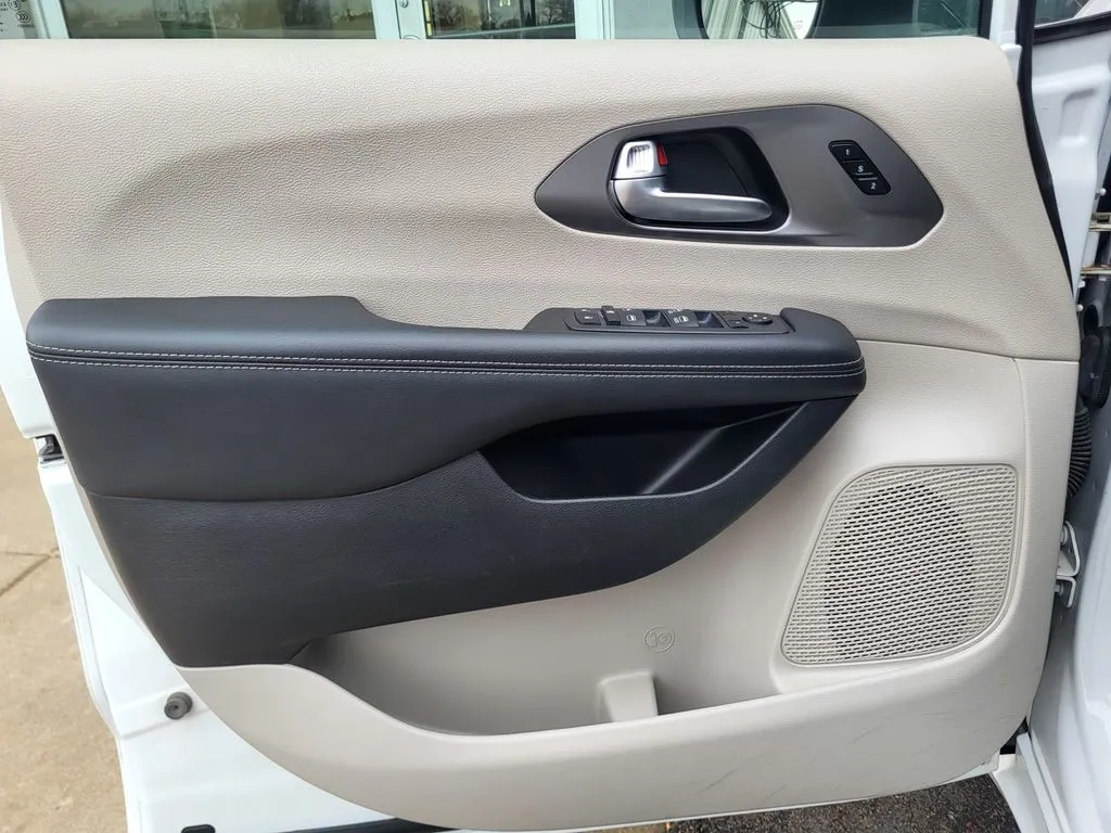 2023 Chrysler Pacifica Touring L - Photo 30