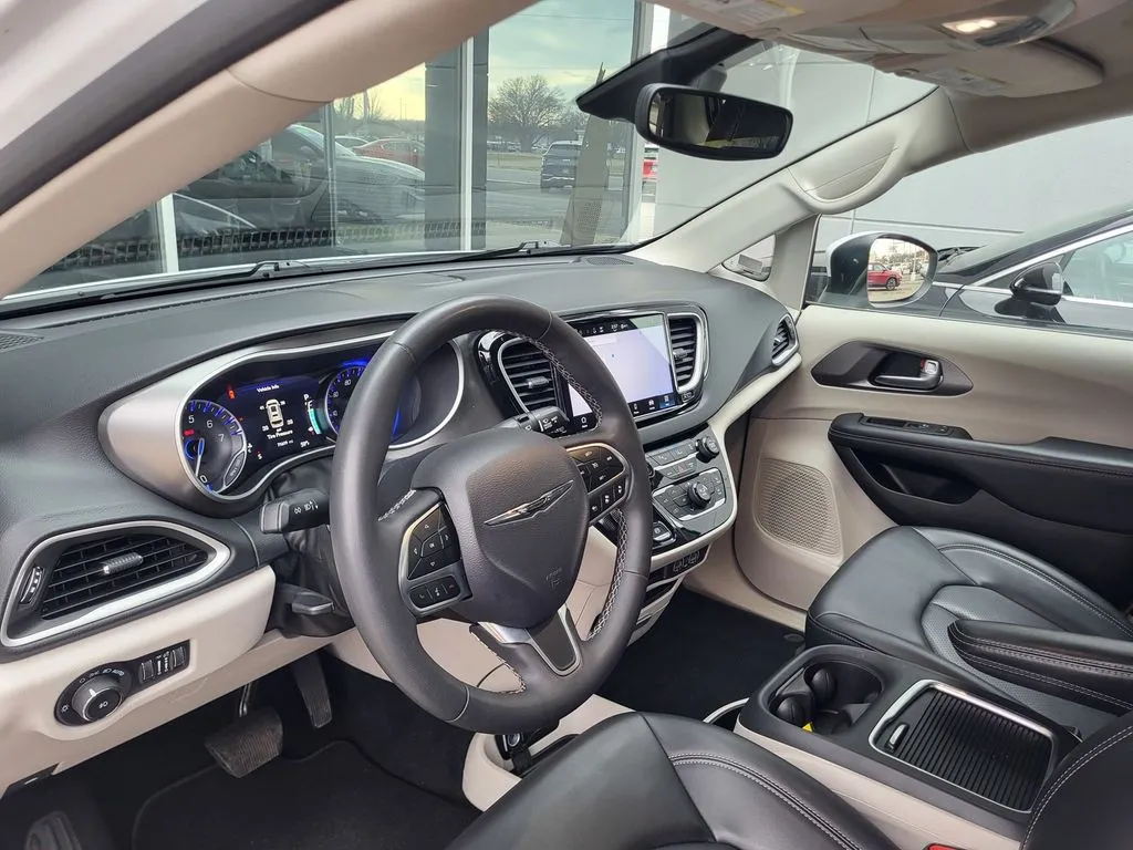 2023 Chrysler Pacifica Touring L - Photo 33