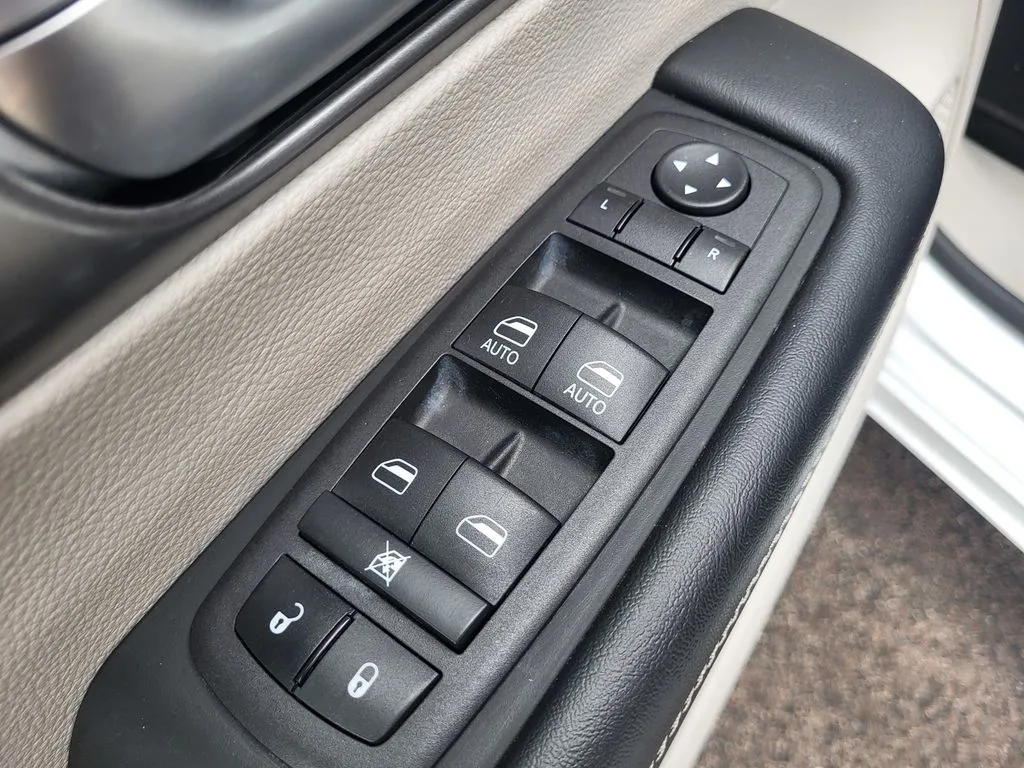 2023 Chrysler Pacifica Touring L - Photo 31