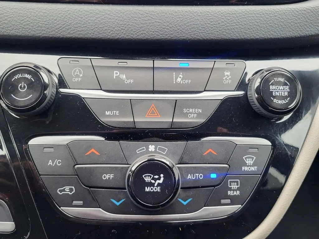 2023 Chrysler Pacifica Touring L - Photo 19
