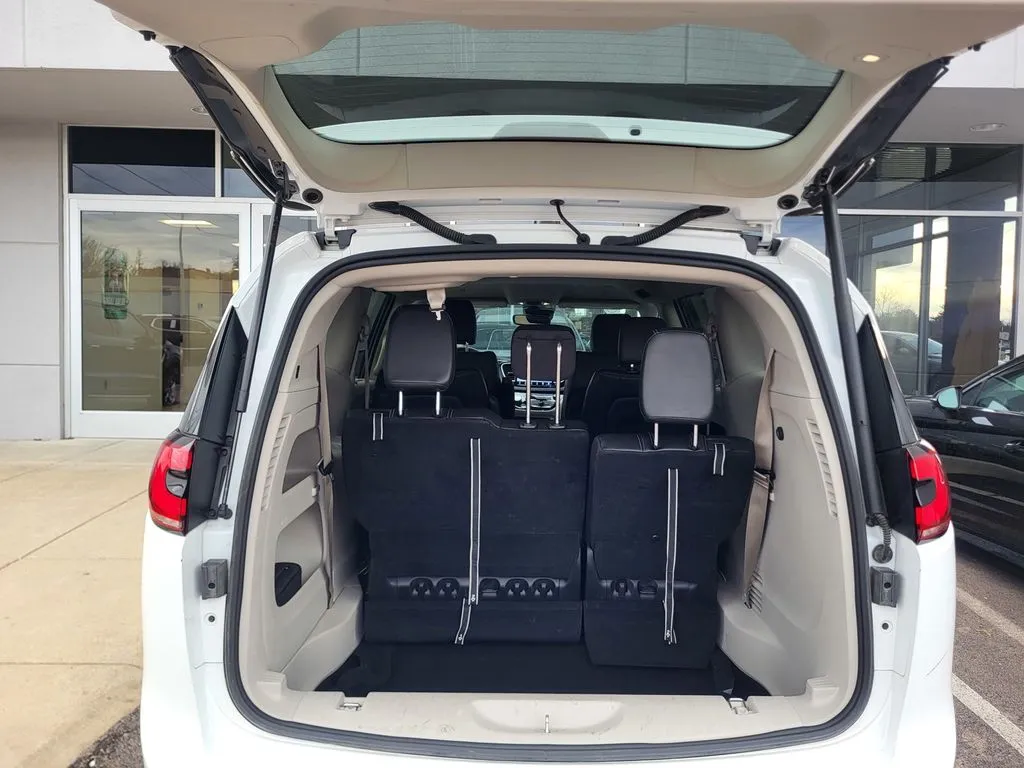 2023 Chrysler Pacifica Touring L - Photo 26