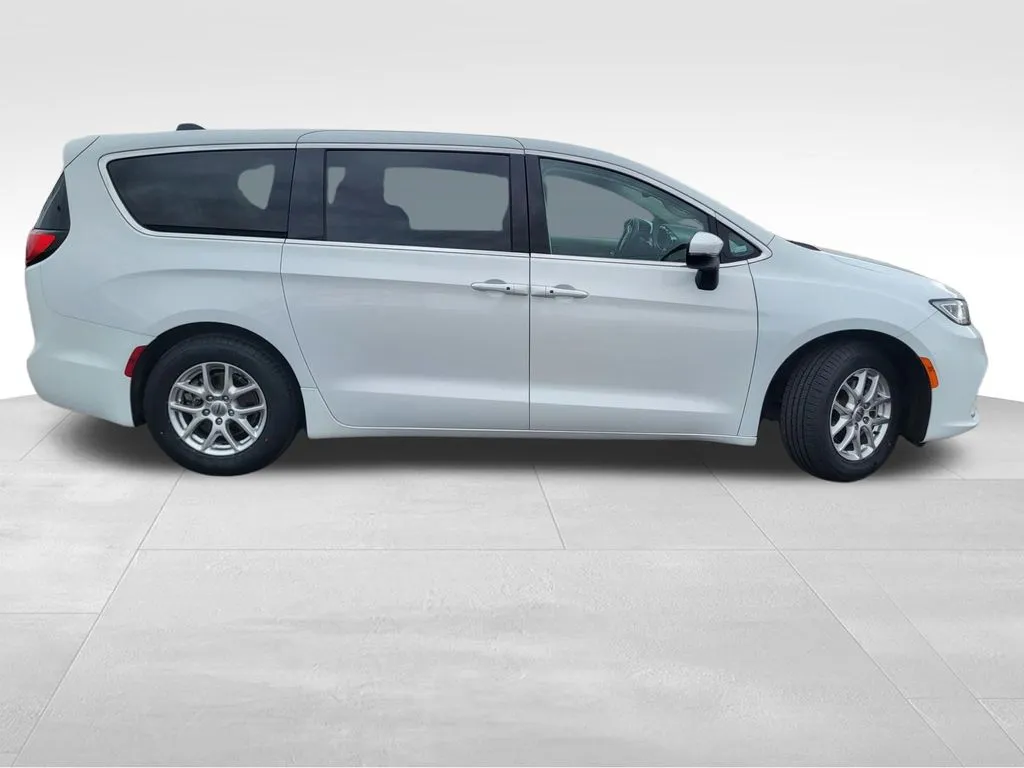 2023 Chrysler Pacifica Touring L - Photo 24