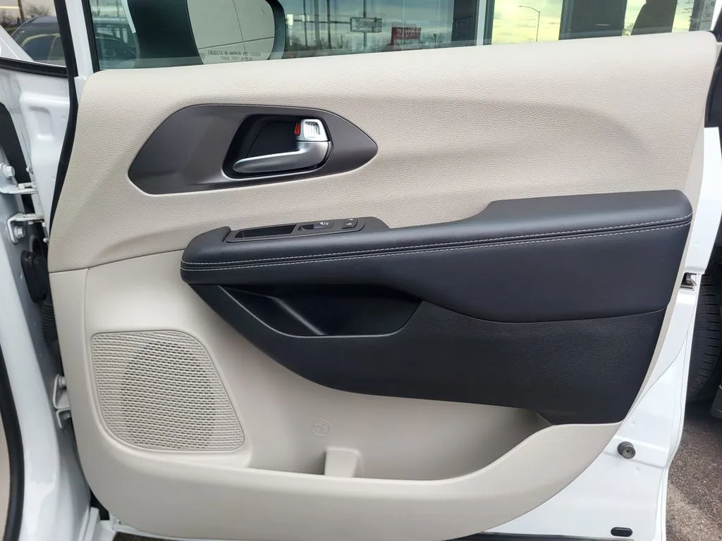 2023 Chrysler Pacifica Touring L - Photo 36