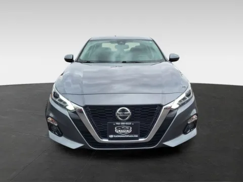 Photos of 2020 Nissan Altima 2.5 SV for sale in Topeka, KS at Platinum Auto Plaza