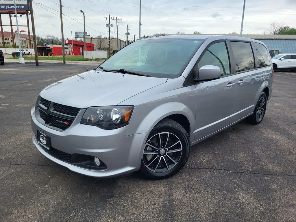 Silver 2018 Dodge Grand Caravan SE for sale in Topeka, KS