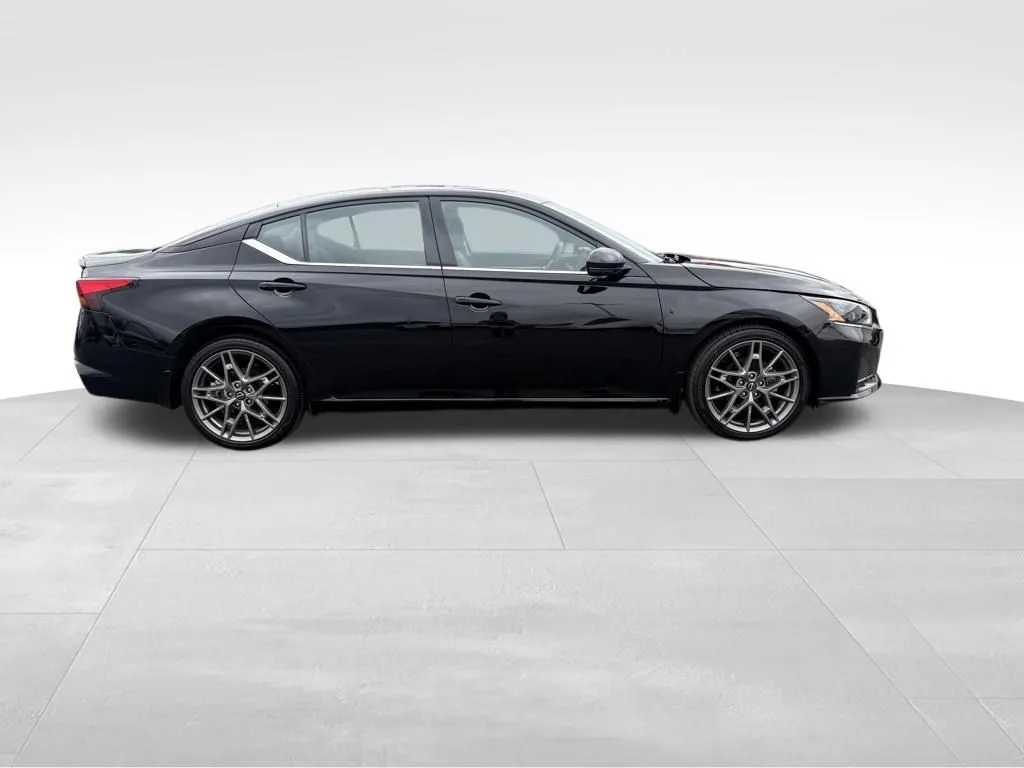 2024 Nissan Altima SR - Photo 22