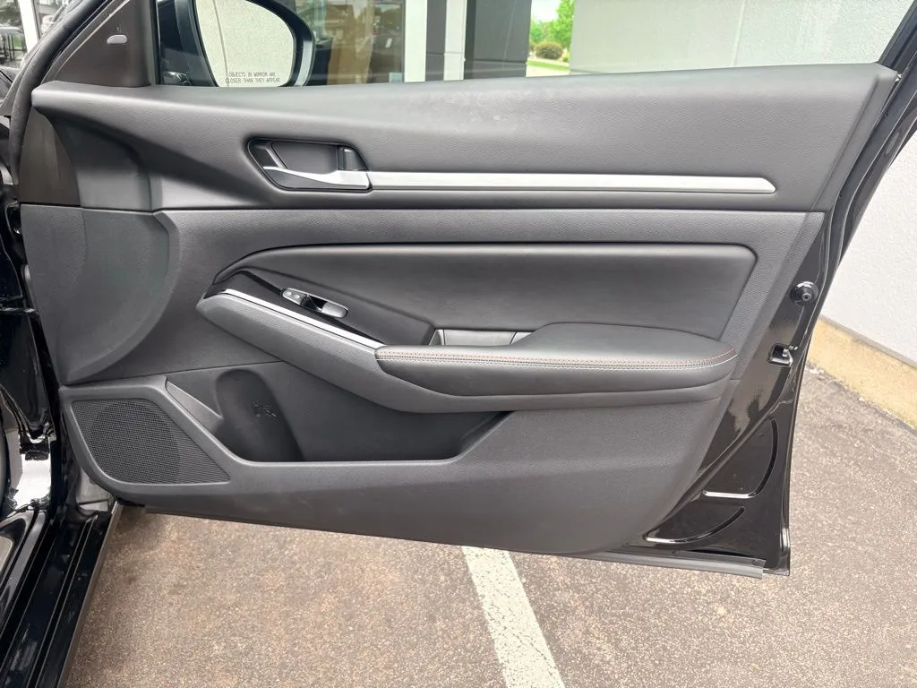 2024 Nissan Altima SR - Photo 32