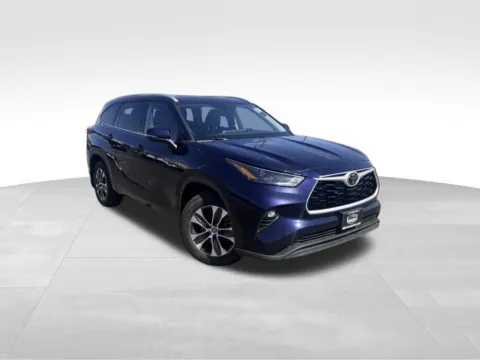 Photos of 2022 Toyota Highlander XLE for sale in Topeka, KS at Platinum Auto Plaza