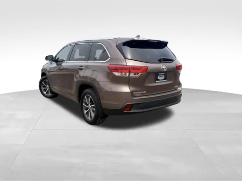 Another view of 2018 Toyota Highlander XLE for sale in Topeka, KS at Platinum Auto Plaza
