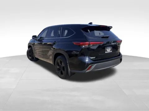 More photos of 2021 Toyota Highlander LE at Platinum Auto Plaza, KS