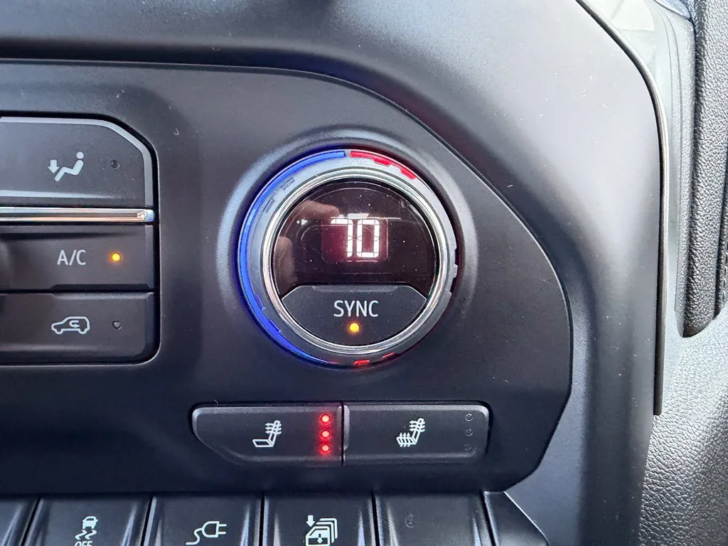 Chevrolet Silverado photo 21