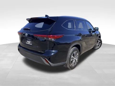 Another view of 2020 Toyota Highlander XLE for sale in Topeka, KS at Platinum Auto Plaza