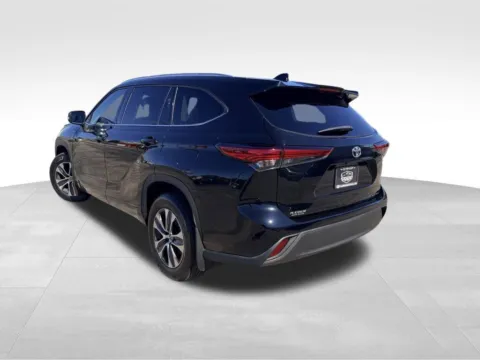 More photos of 2020 Toyota Highlander XLE at Platinum Auto Plaza, KS