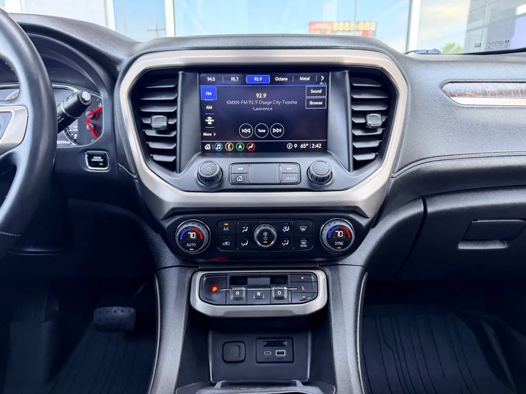 GMC Acadia photo 13
