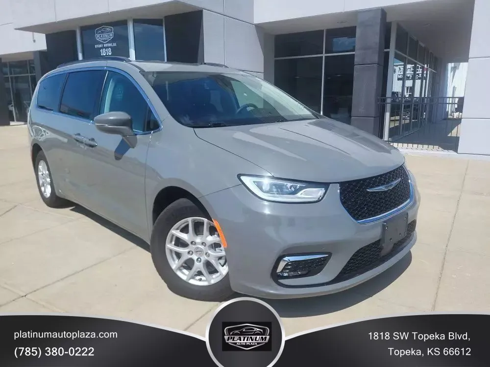 2022 Chrysler Pacifica Touring L Van 4D for sale in Topeka, KS