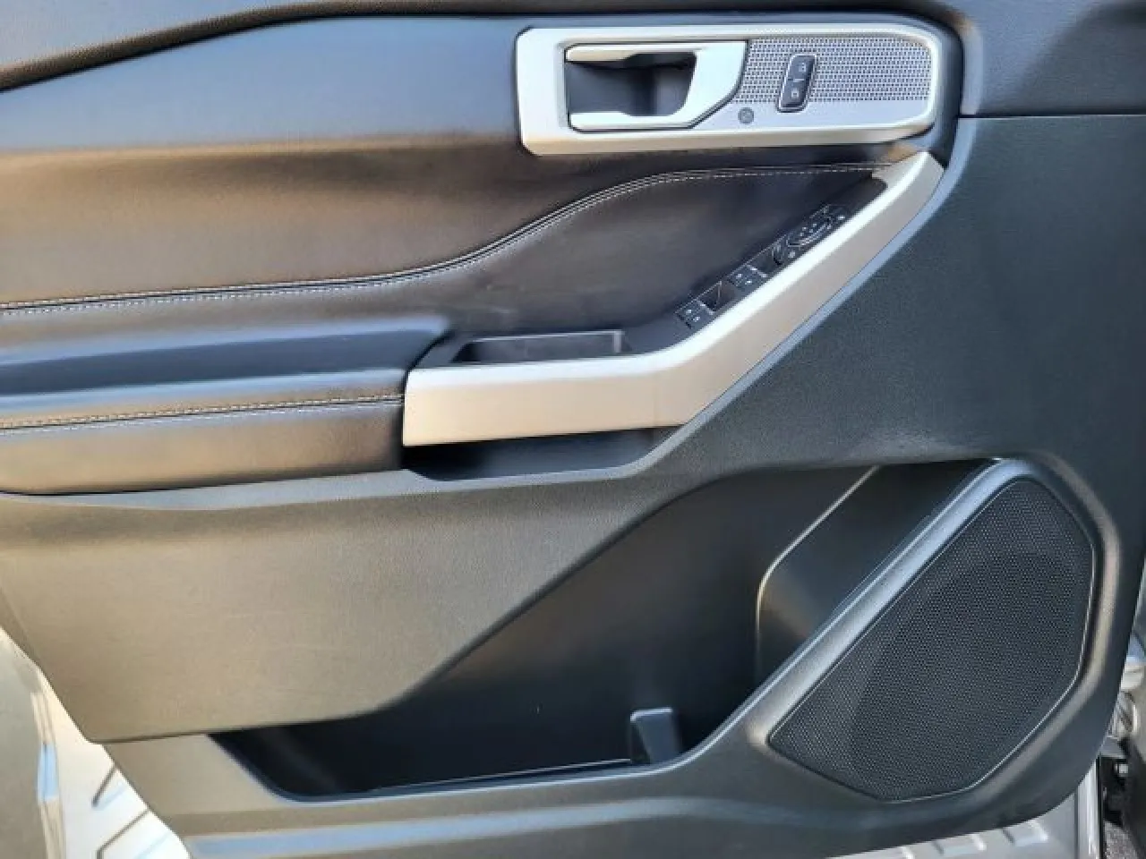 2023 Ford Explorer Limited Sport photo 8