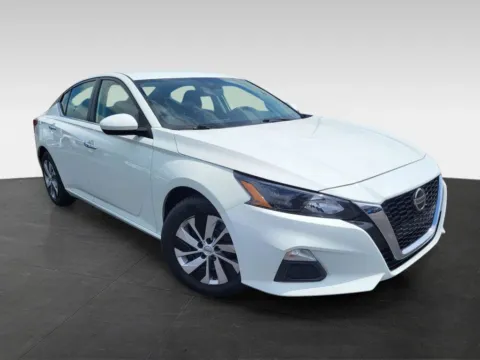 Photos of 2022 Nissan Altima 2.5 S Sedan 4D for sale in Topeka, KS at Platinum Auto Plaza