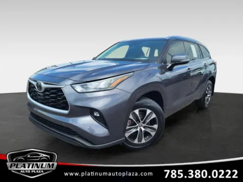 Gray 2020 Toyota Highlander XLE Sport Utility 4D for sale in Topeka, KS