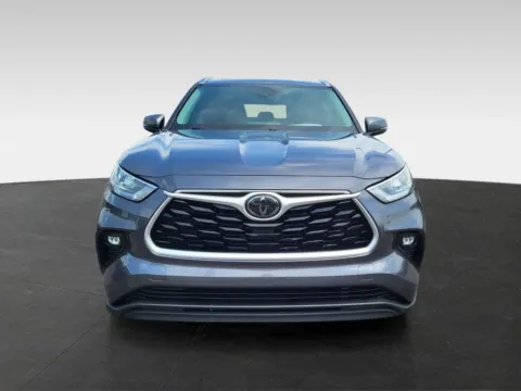 Photos of 2020 Toyota Highlander XLE Sport Utility 4D for sale in Topeka, KS at Platinum Auto Plaza