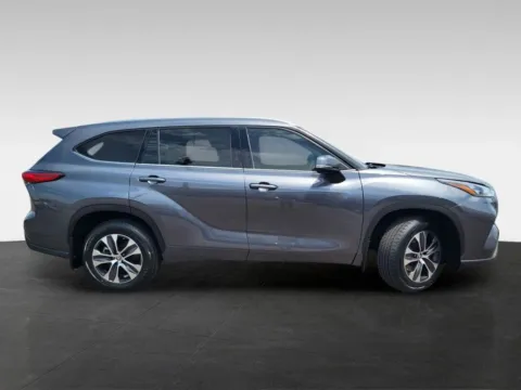 More photos of 2020 Toyota Highlander XLE Sport Utility 4D at Platinum Auto Plaza, KS