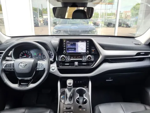 More photos of 2020 Toyota Highlander XLE Sport Utility 4D at Platinum Auto Plaza, KS