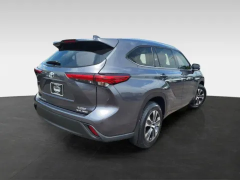 Another view of 2020 Toyota Highlander XLE Sport Utility 4D for sale in Topeka, KS at Platinum Auto Plaza