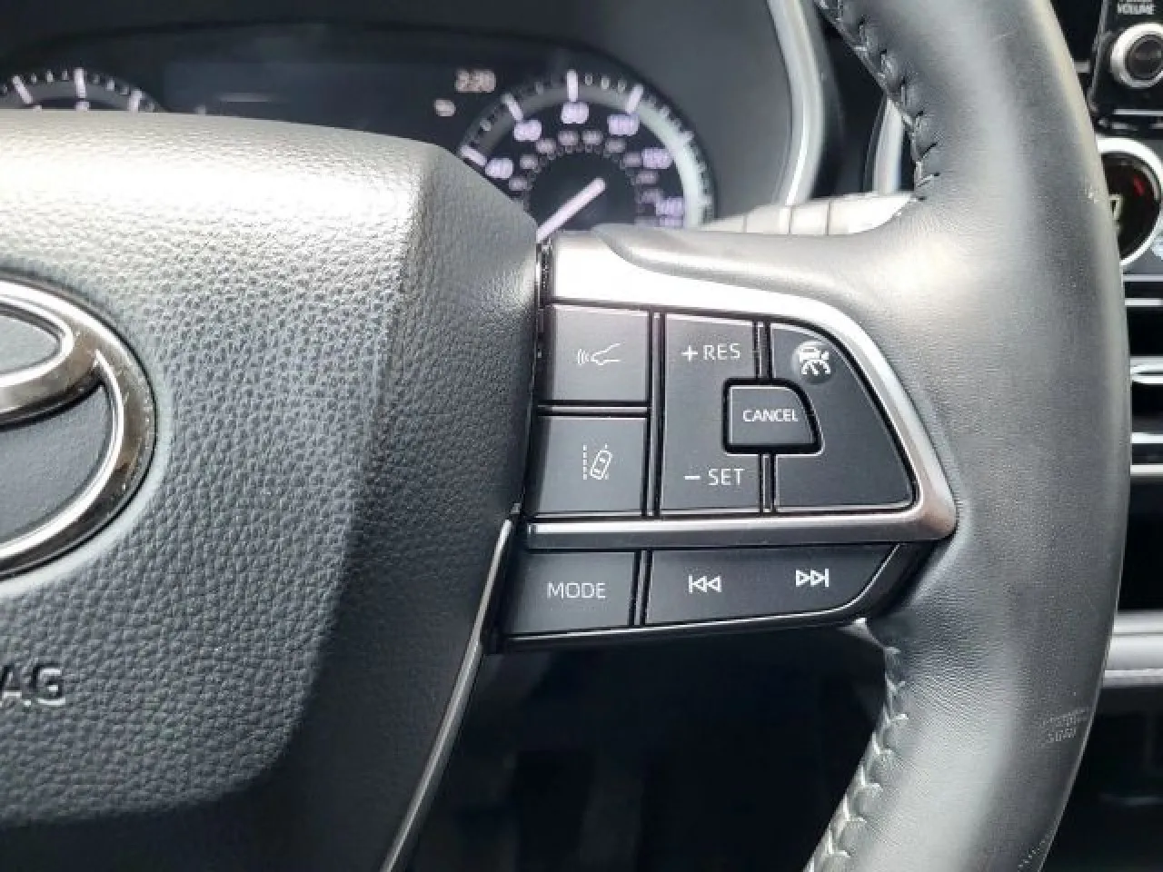 2020 Toyota Highlander XLE Sport photo 10