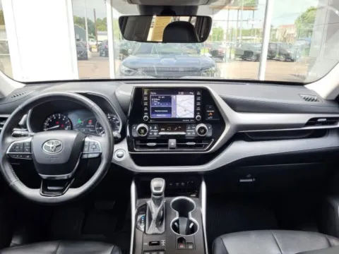 More photos of 2020 Toyota Highlander XLE at Platinum Auto Plaza, KS