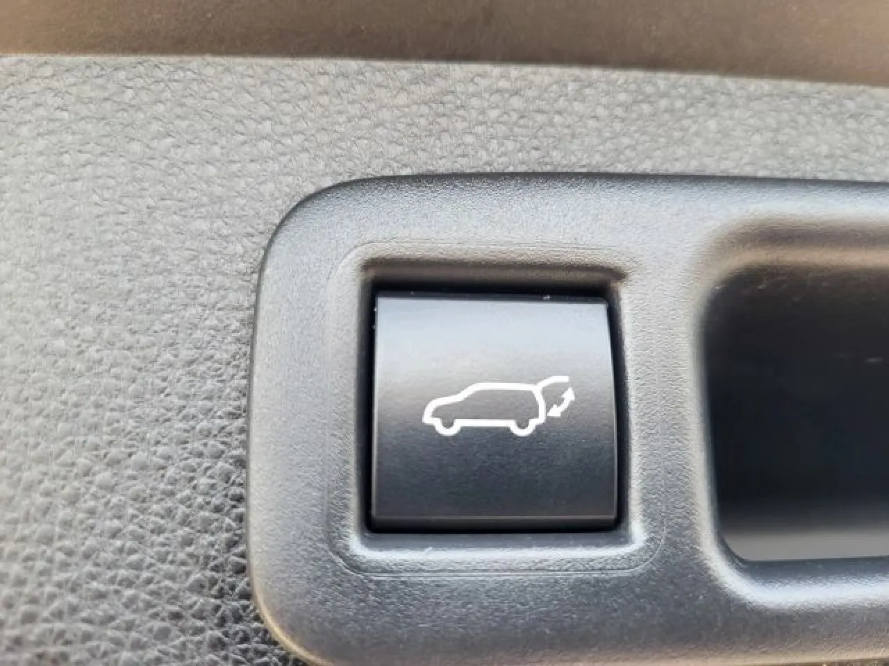 2020 Toyota Highlander XLE Sport photo 31