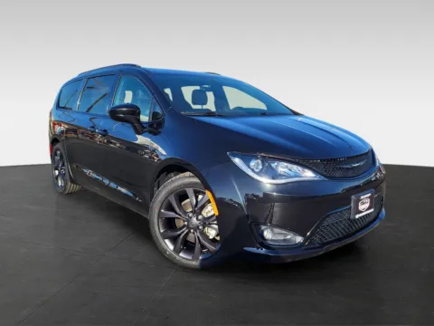 Photos of 2019 Chrysler Pacifica Touring L for sale in Topeka, KS at Platinum Auto Plaza