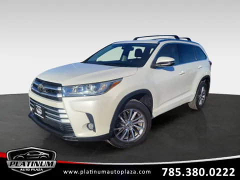 Silver 2018 Toyota Highlander XLE for sale in Topeka, KS