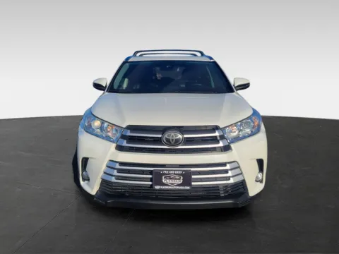 Photos of 2018 Toyota Highlander XLE for sale in Topeka, KS at Platinum Auto Plaza