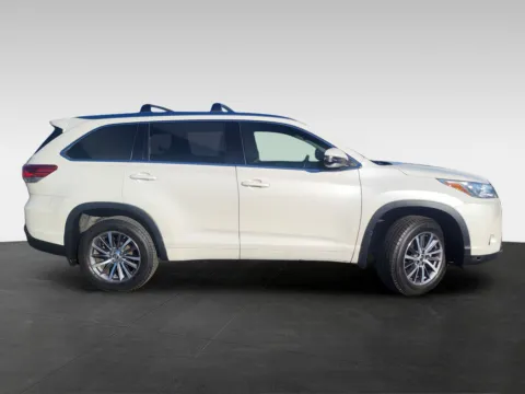 More photos of 2018 Toyota Highlander XLE at Platinum Auto Plaza, KS