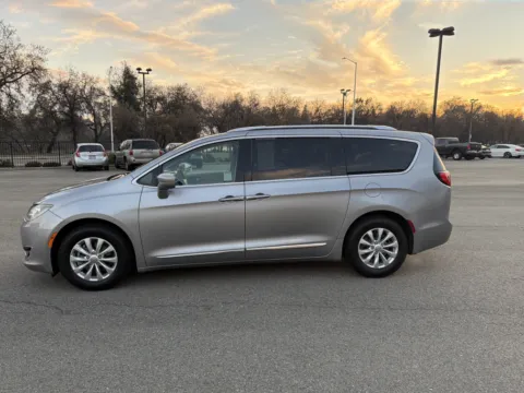More photos of 2018 Chrysler Pacifica Touring L at Park Marina Motors, CA