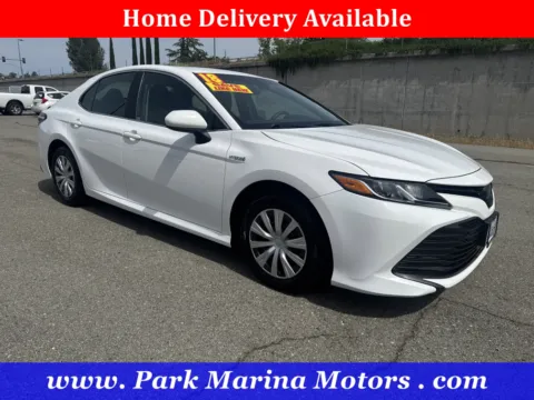 White 2018 Toyota Camry Hybrid LE for sale in Redding, CA