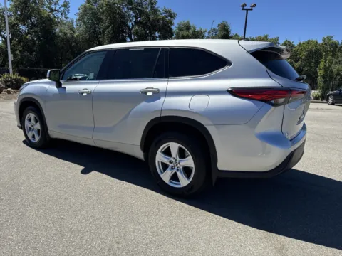 More photos of 2022 Toyota Highlander LE at Park Marina Motors, CA