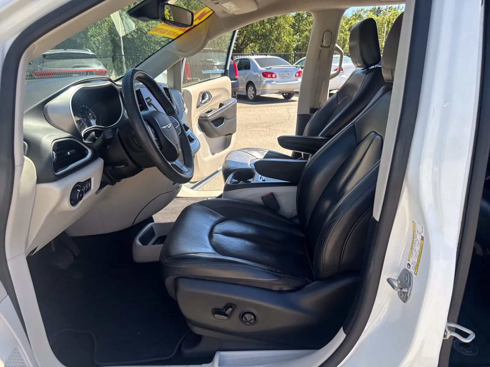 2022 Chrysler Pacifica Touring L - Photo 10