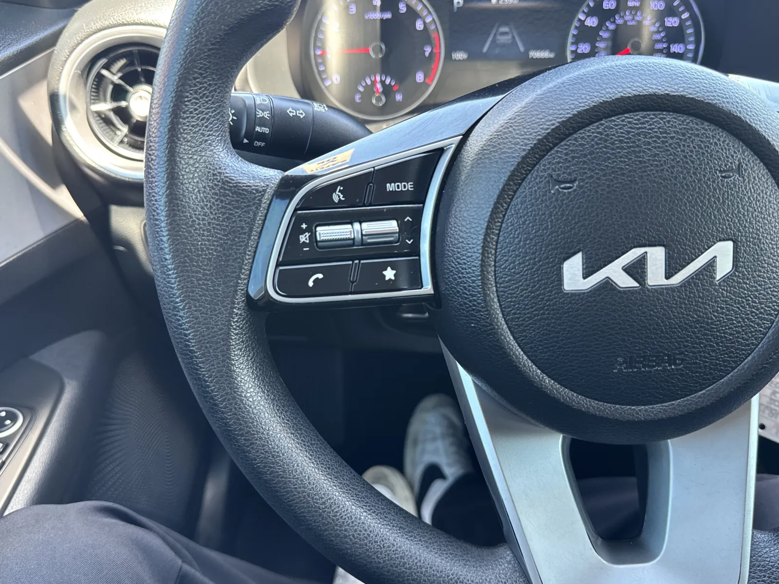 2023 Kia Forte LXS - Photo 18