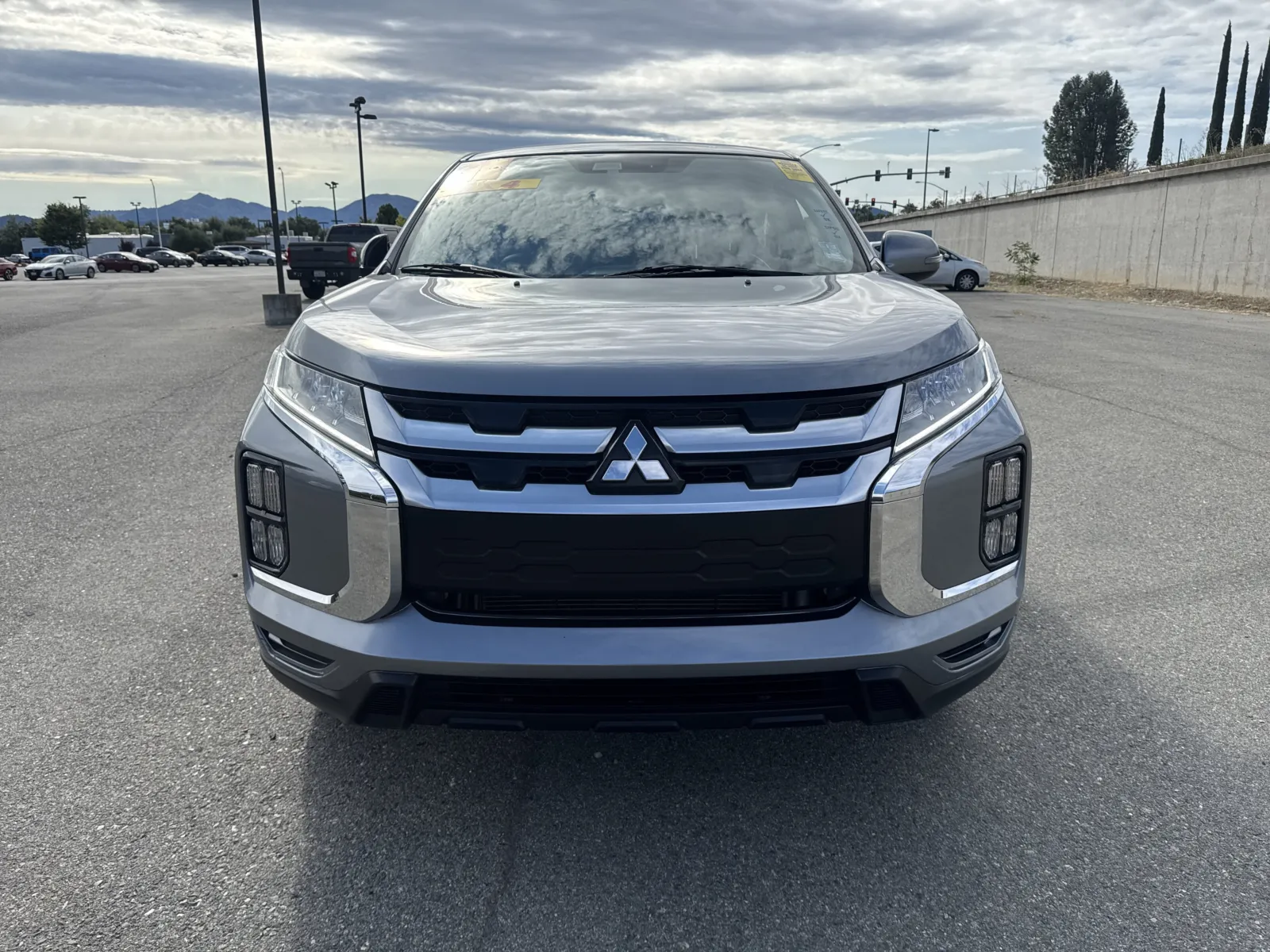 Mitsubishi Outlander Sport photo 2