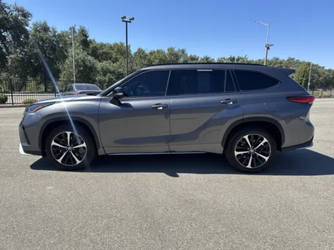 More photos of 2021 Toyota Highlander XSE at Park Marina Motors, CA