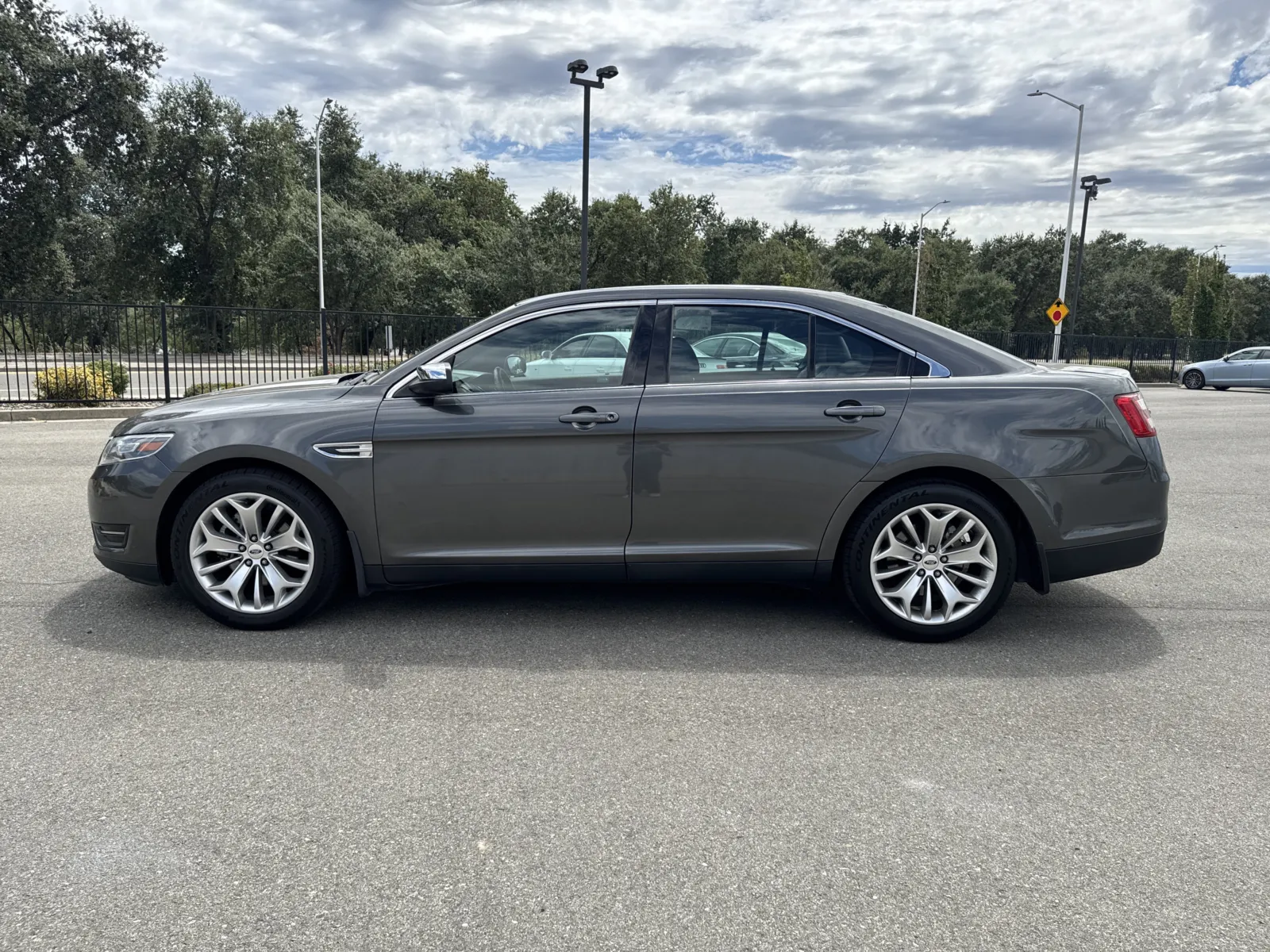 Ford Taurus photo 4