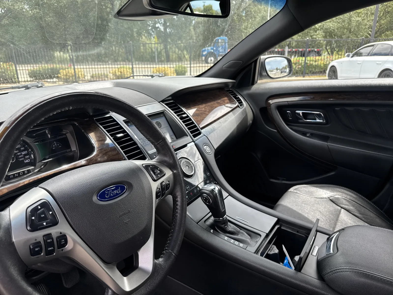 Ford Taurus photo 9