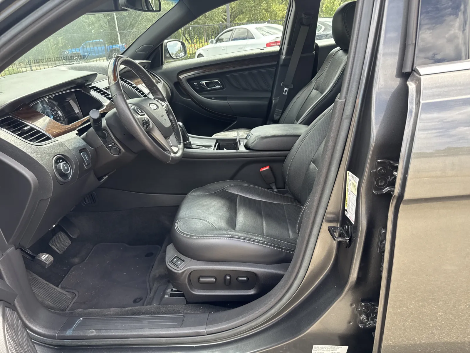 Ford Taurus photo 10