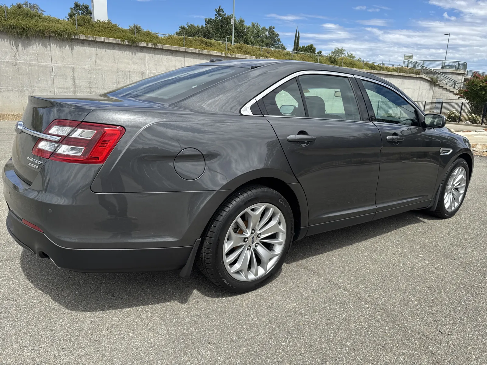 Ford Taurus photo 7