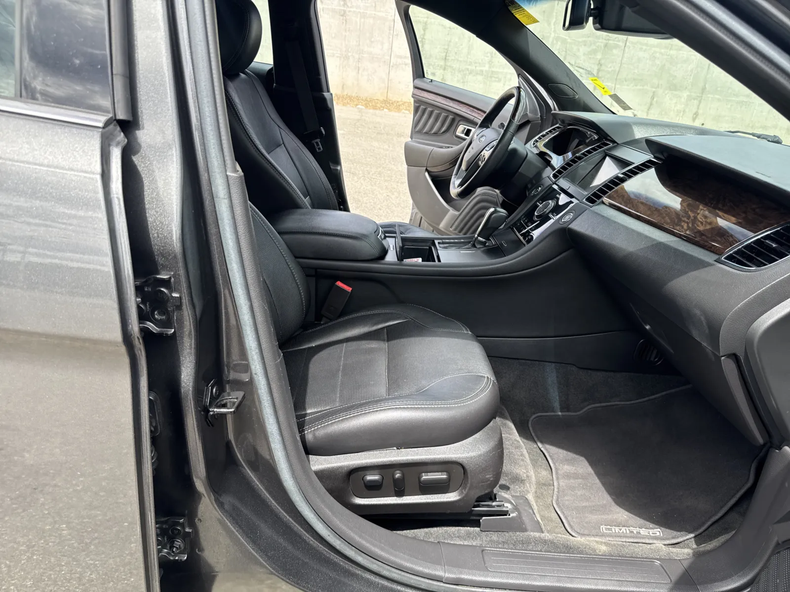 Ford Taurus photo 14