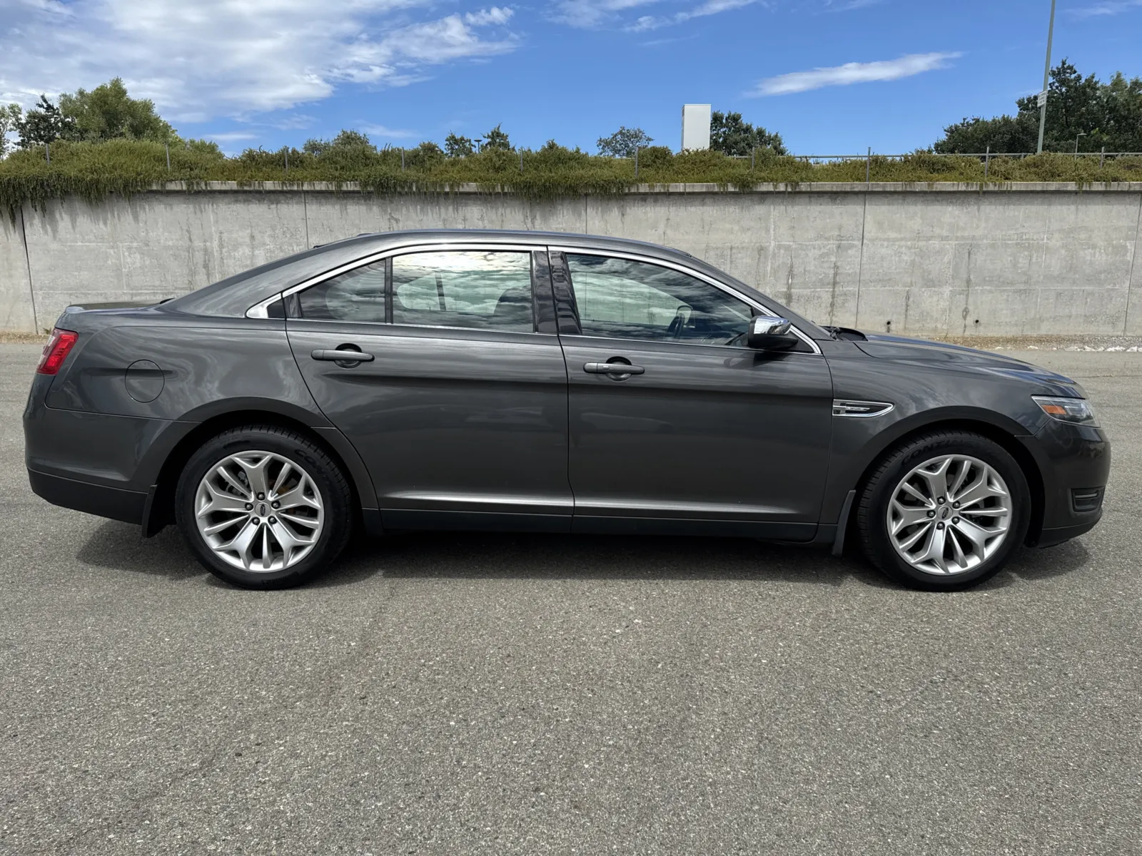 Ford Taurus photo 8