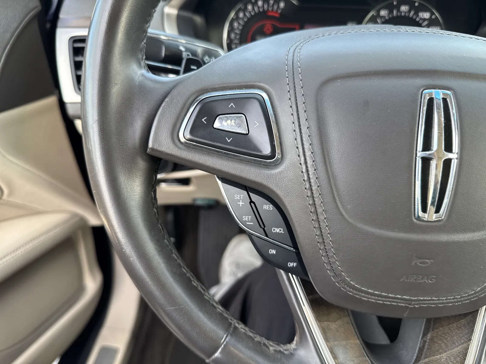Lincoln MKZ photo 18