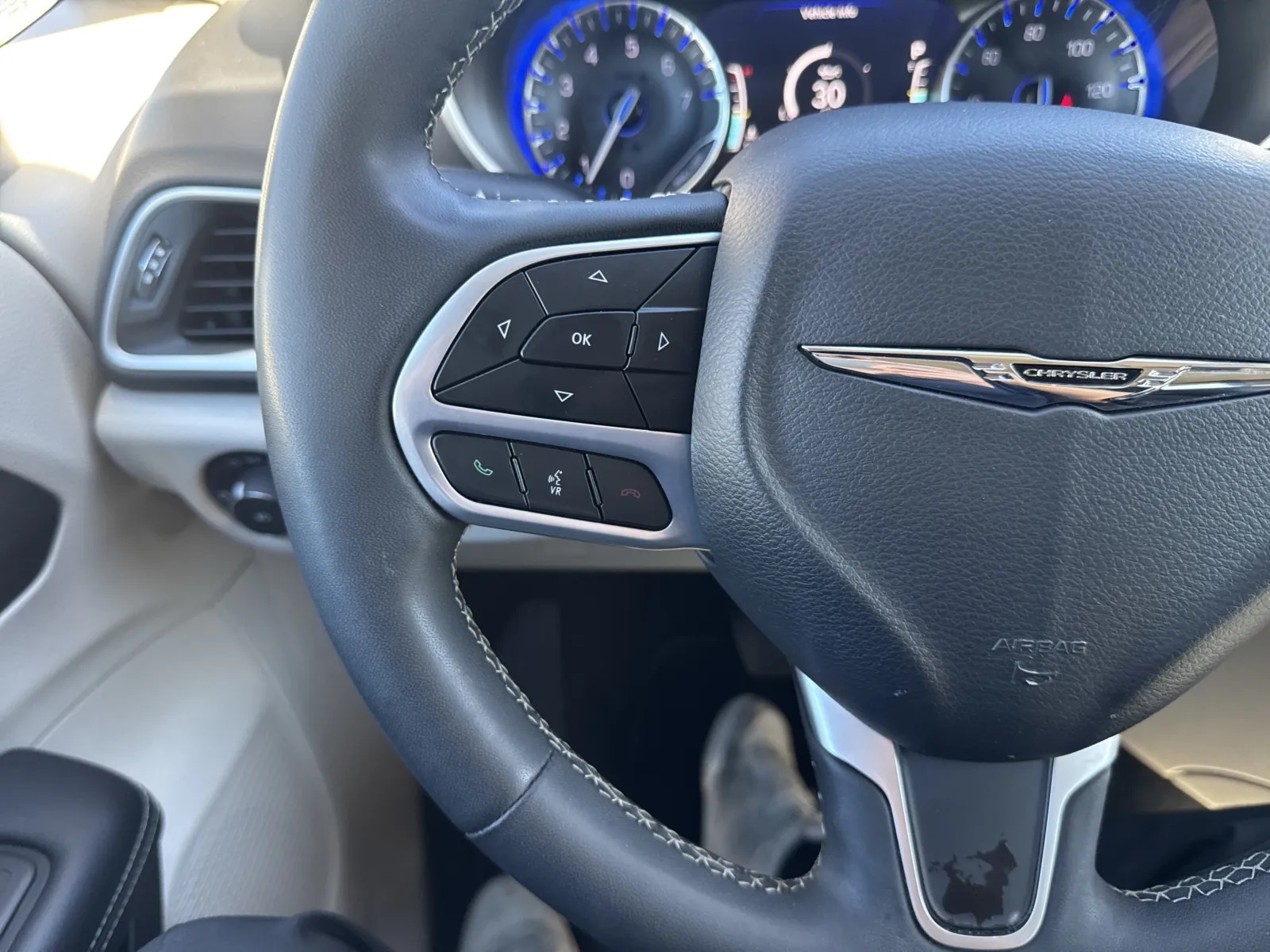 Chrysler Pacifica photo 18