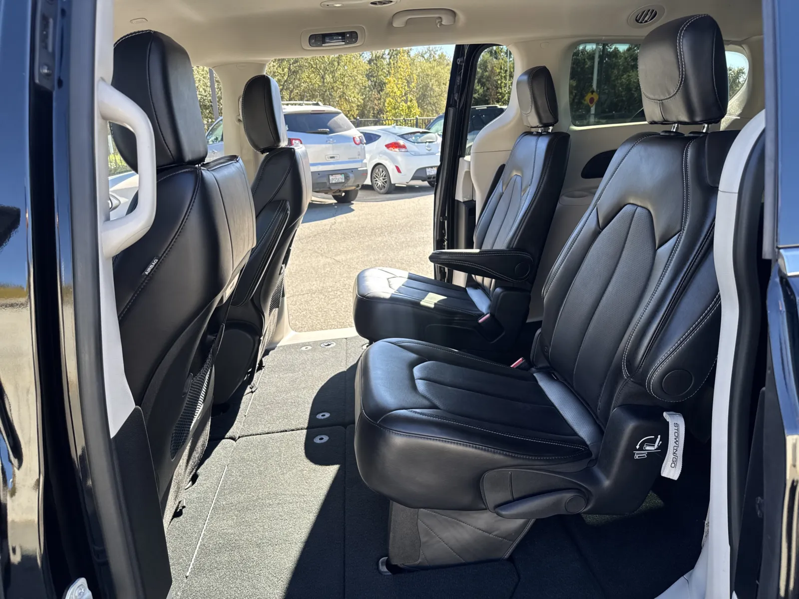 Chrysler Pacifica photo 11