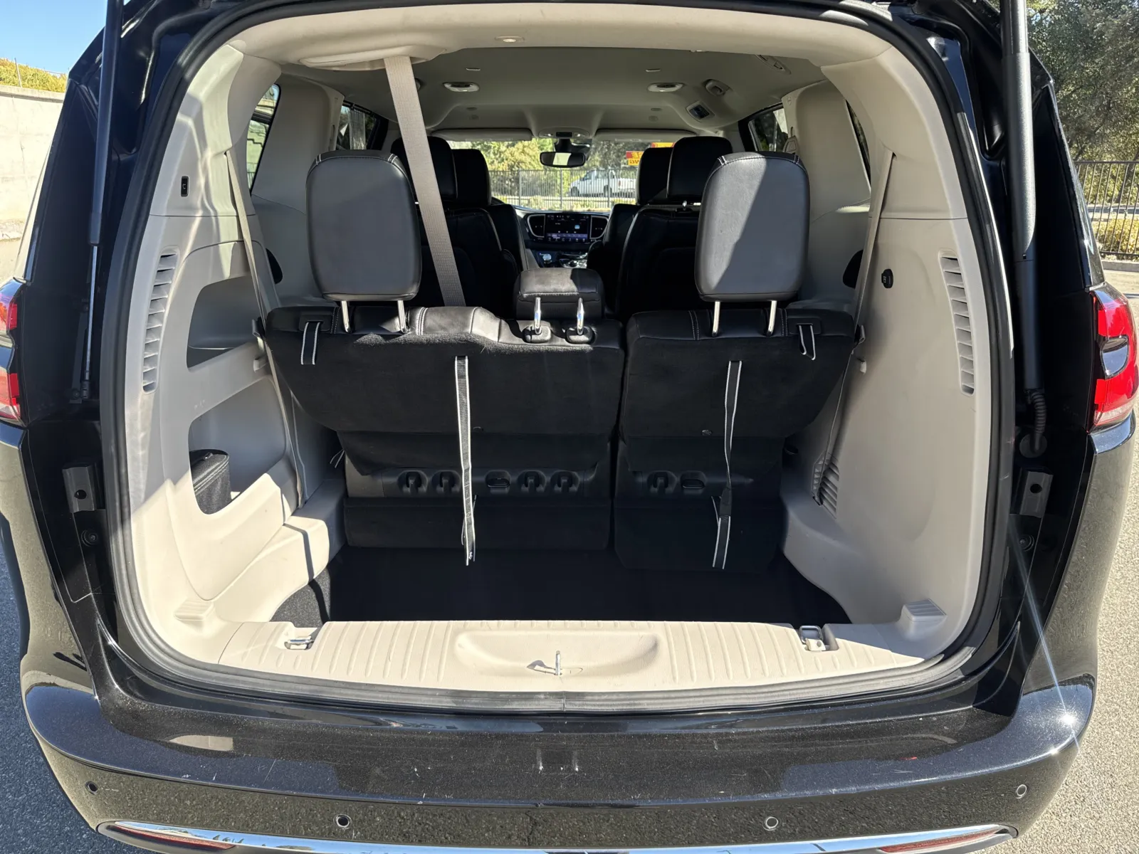 Chrysler Pacifica photo 26